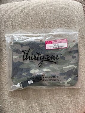 thirty-one Green Camo Pebble Wristlet